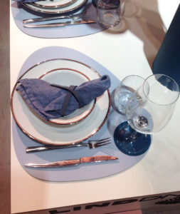 Vaisselle sur une table sans nappe au salon maison et objet