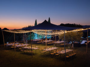 Dîner au bord de la piscine